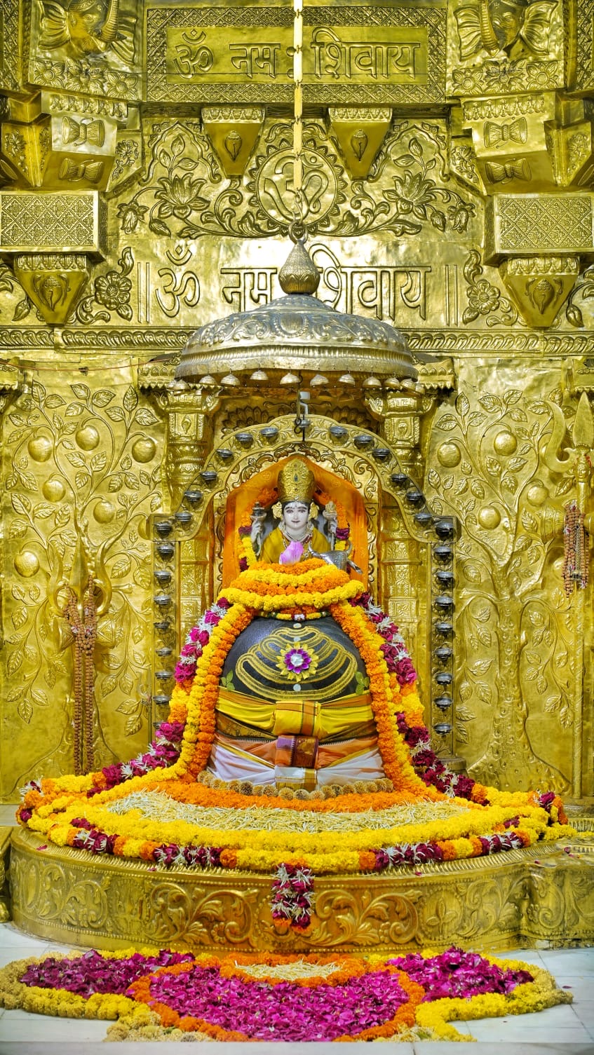 गुजरात के सोमनाथ मंदिर में भगवान शिव का प्रथम ज्योतिर्लिंग, जिसमें स्वर्ण आवरण, शिवजी की मूर्ति, ताजे गेंदा और गुलाब के फूलों से अद्भुत सजावट की गई है।